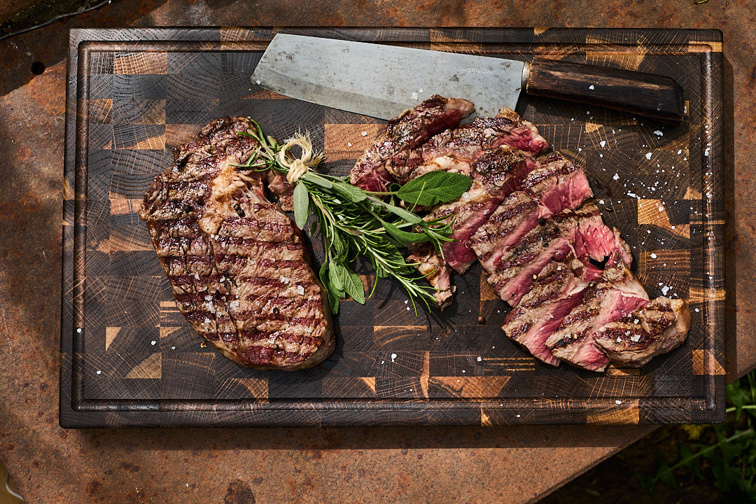 Klingenholz Stirnholz-Schneidebrett Raeuchereiche mit Steaks